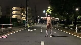 女装子まゆちゃんが深夜の住宅街の車道の真ん中で全裸になって大股開きしているところに車が来てあわてて逃げる