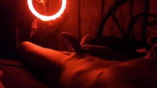 XXX COM - Joven se toca con luz roja | Edreyck