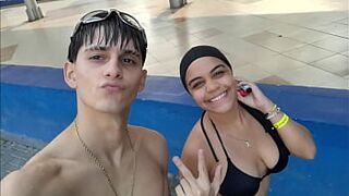 XXXXXSEX - PAREJA DE HERMANASTROS SE GRABAN COMO FOLLAN PERO ANTES DE ESO VAN TOMARSE UNAS FOTOS EN LA PISCINA - PORNO CASERO EN ESPANOL