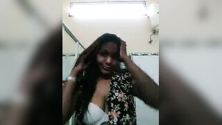 Srilankan Big Booby Girl Showing Her Boobs XXX Video clips by