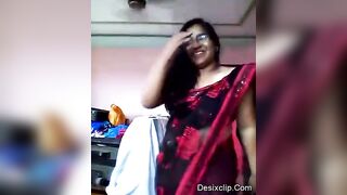 Horny Marathi Bhabhi Shows Her Big Boobs - desixclip porn video mms desi xxx