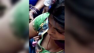 Bubbly aunty Huge Cleavage Expose captured from top angle - desivdo xxxxxxxxxx desi xxx