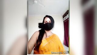 Tanvi Bhabhi on chat Pussy Show - desixclip  desi xxx