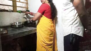 Holi Par Sexy Bhabhi Ko Color Lagakar Kitchen Stand - desixclip quorno desi xxx